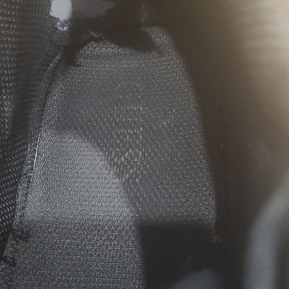 Used Black/Gold Guess mens sneakers 10.5🔥 - Picture 8 of 9